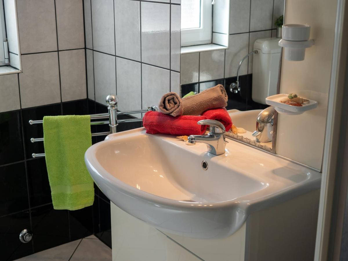 Apartments Rezek Супетарска Драга Екстериор снимка
