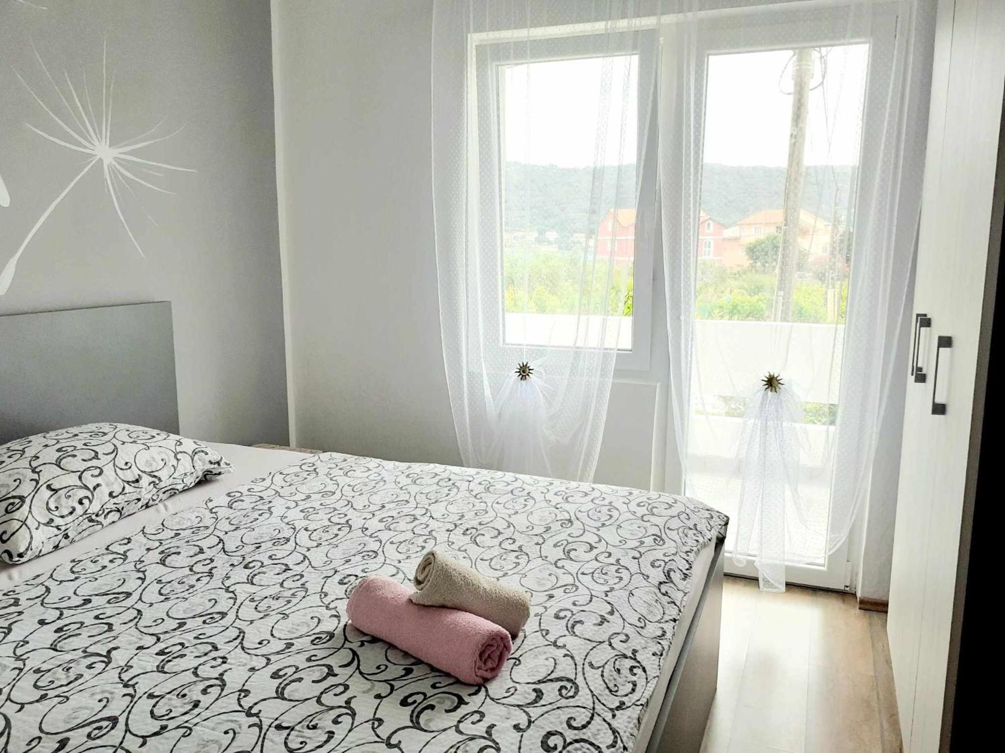 Apartments Rezek Супетарска Драга Екстериор снимка